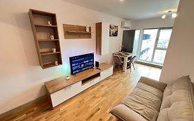 Airport Flyhub Chic Apartment