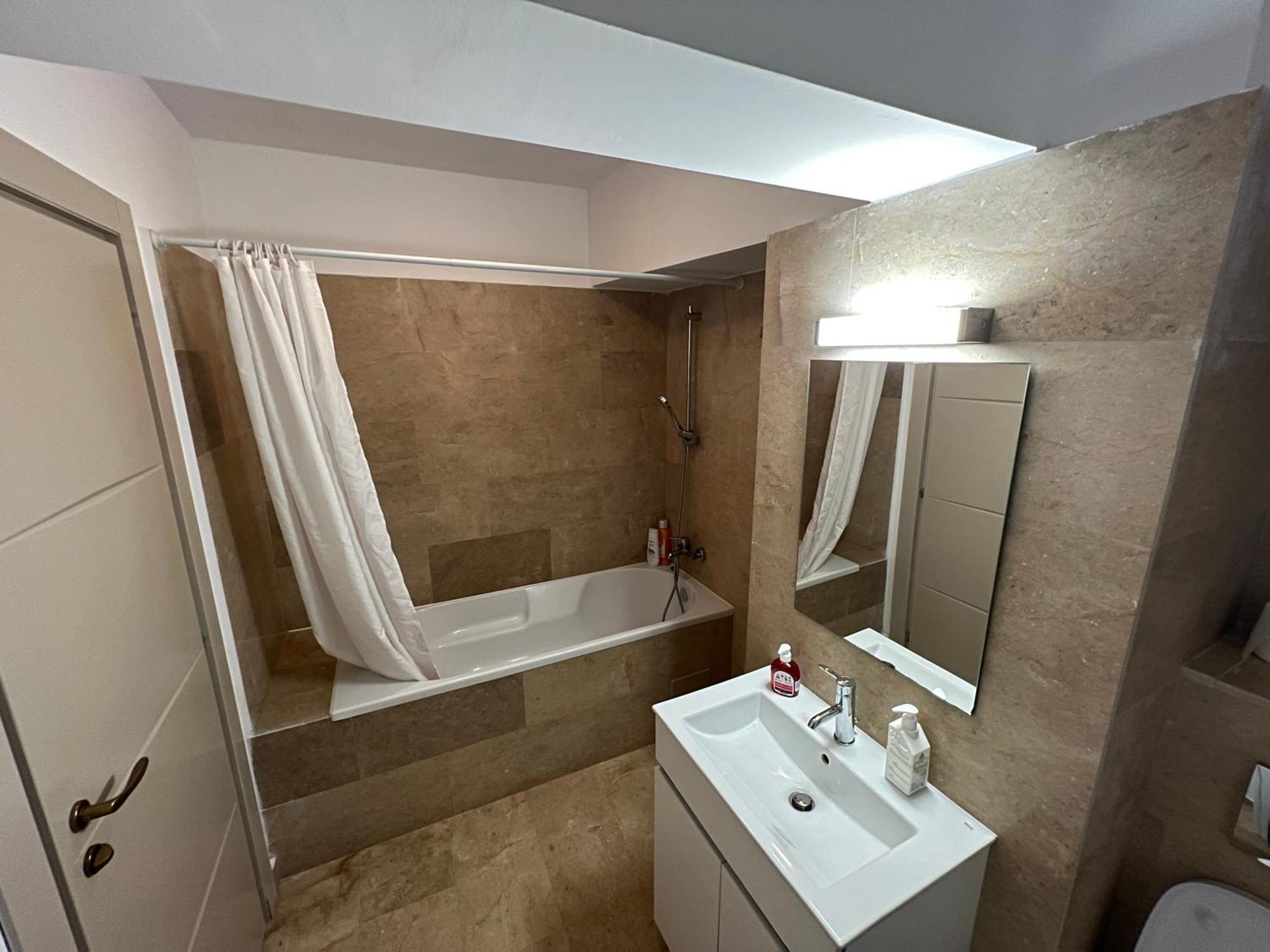 Airport Flyhub Chic Apartment Iasi Exterior foto