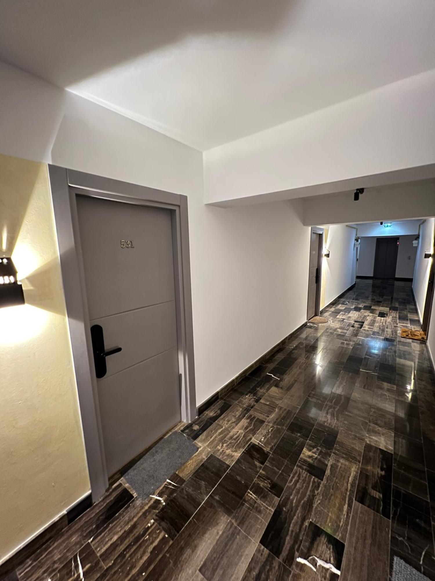 Airport Flyhub Chic Apartment Iasi Exterior foto